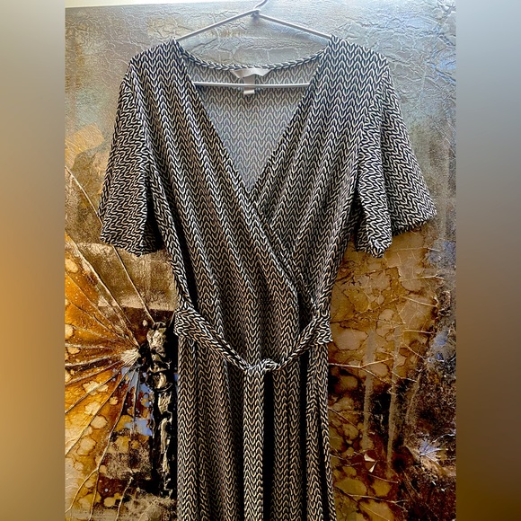 ❌SOLD❌Brand new H & M dress! In a black and white geometric print! Never worn. - Picture 5 of 7